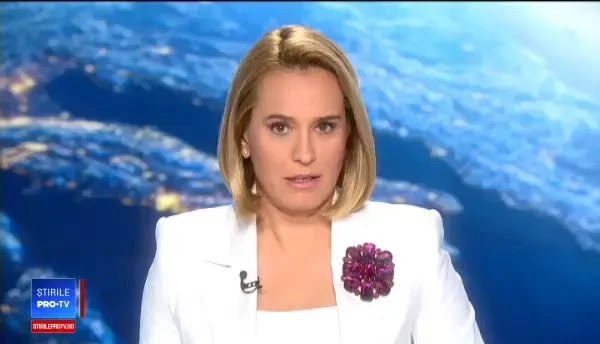 Pelerinii așteaptă în fața Catedralei Sfântul Iosif