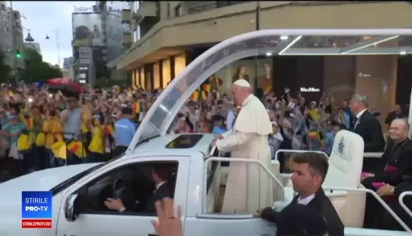 Papa Francisc în România LIVE VIDEO. Suveranul Pontif a ajuns în fața Ateneului Român