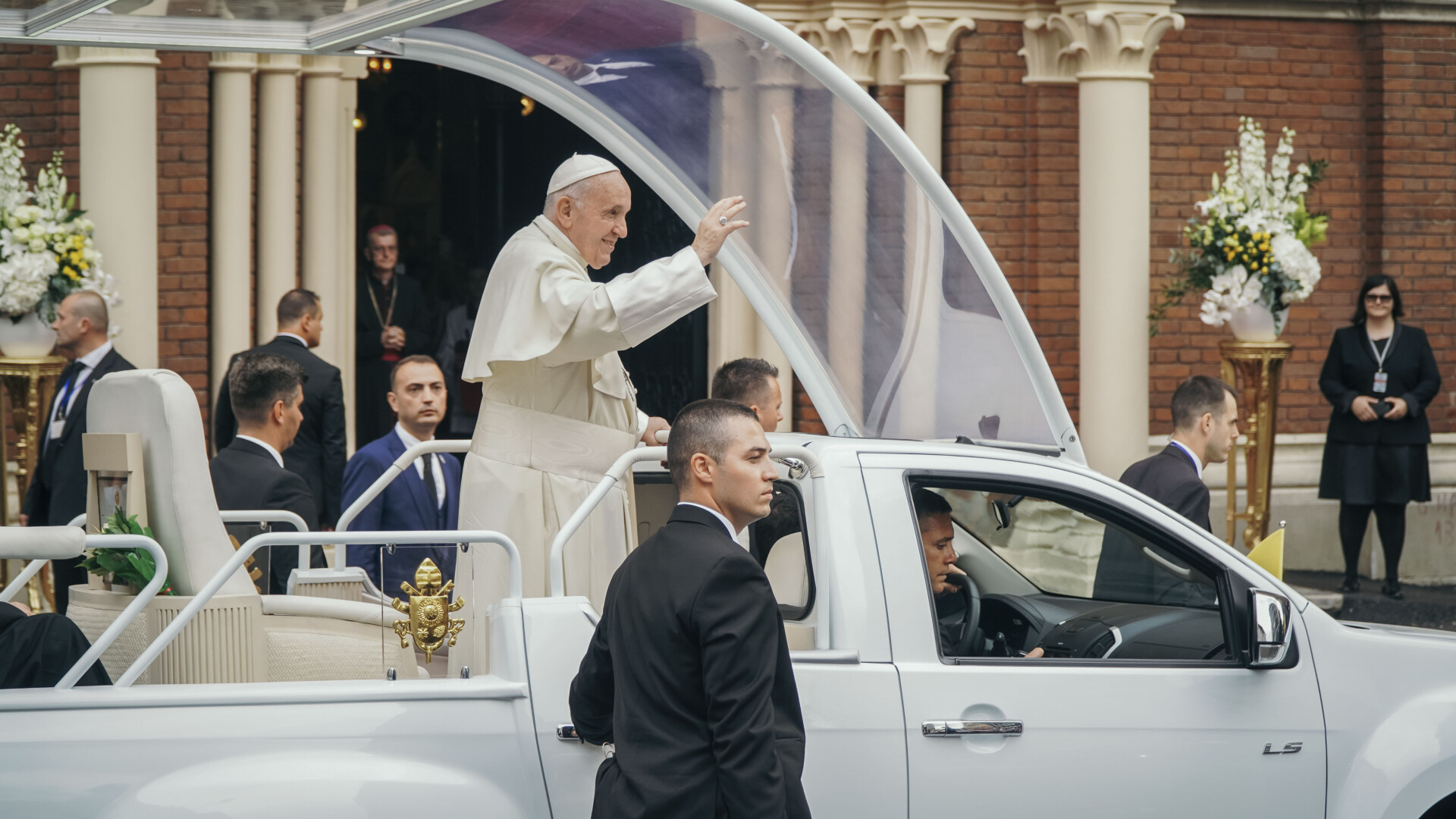 Noapte de rugăciune în Șumuleu Ciuc, în așteptarea Papei. Unii pelerini au dormit în mașini