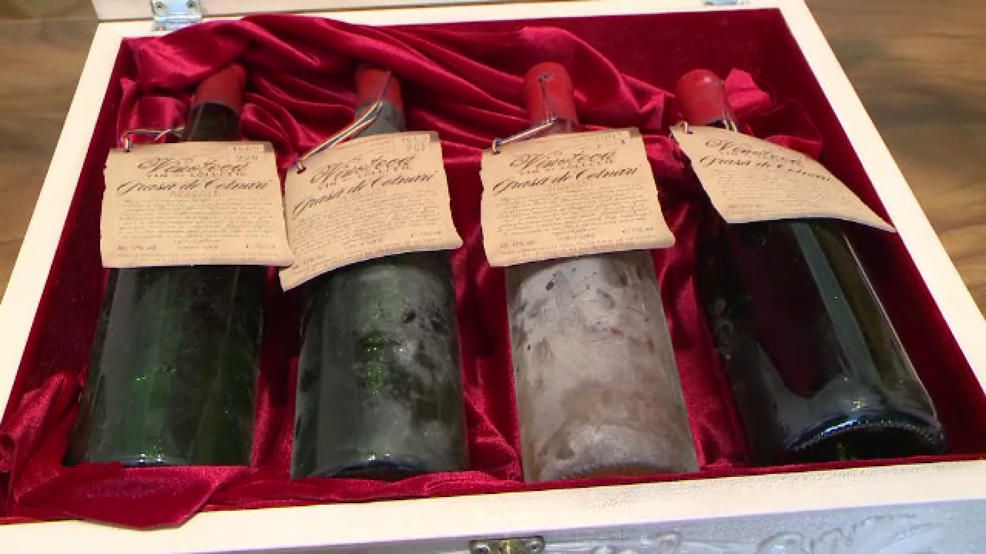 Cadoul primit de la copiii români care l-a uimit pe Papa Francisc. În Moldova va primi vin