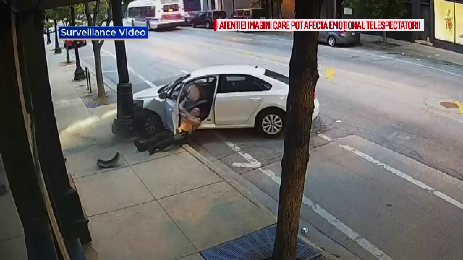 A intrat cu maşina în stâlp ca să scape de poliţistul care îl urmărea. Ce a păţit agentul