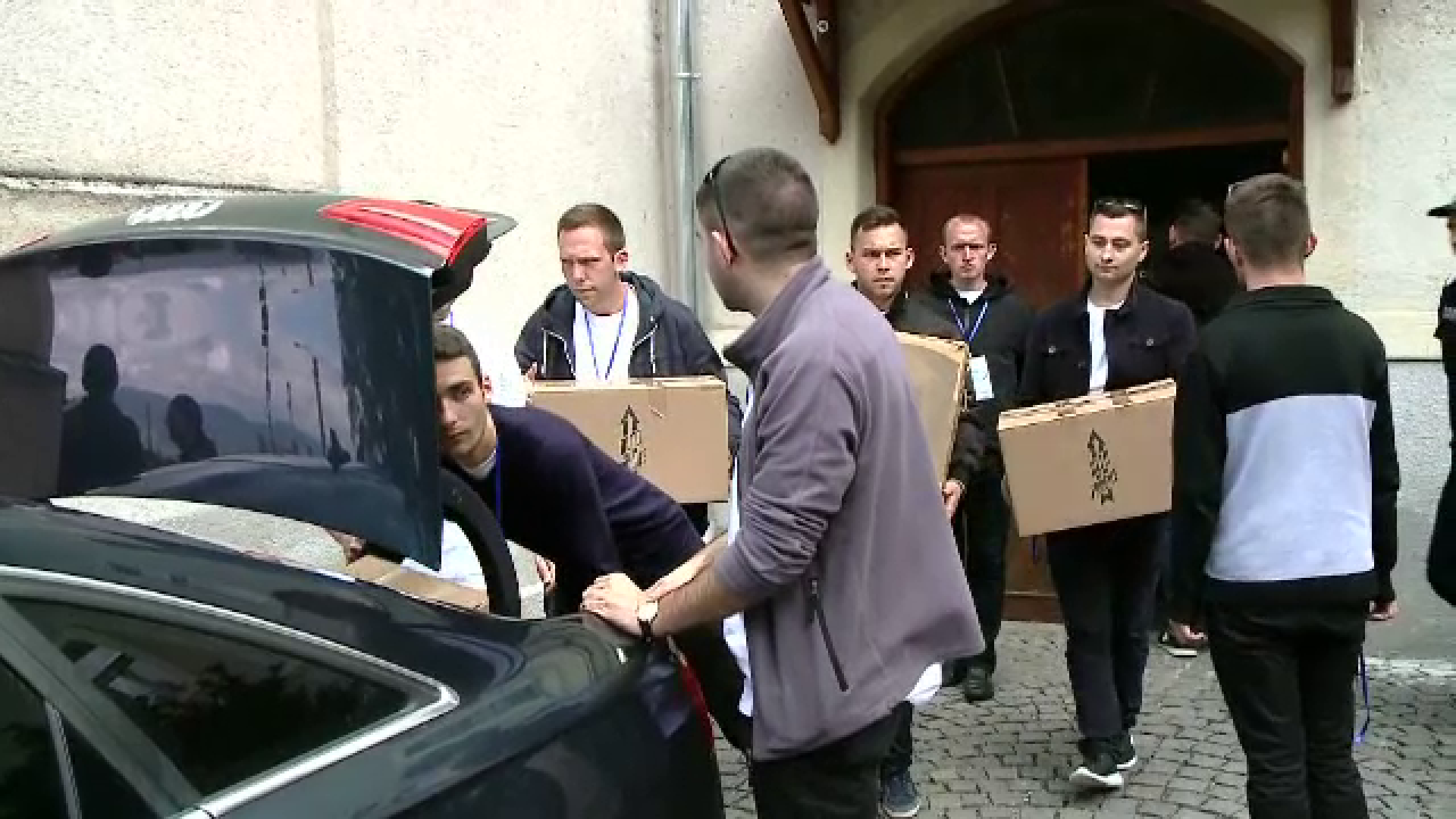 Sute de voluntari s-au implicat în organizarea vizitei Papei Francisc