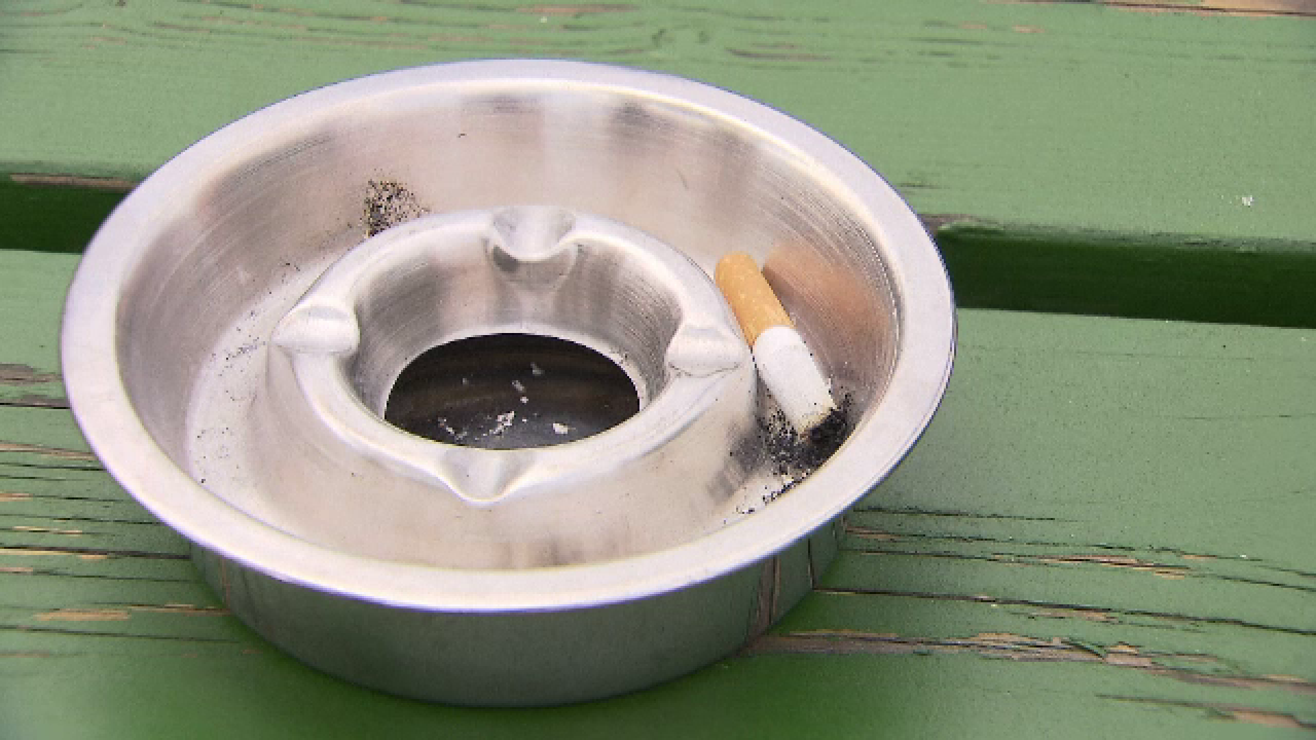 Ce riscă românii prinşi fumând în Paris. Măsura a intrat acum în vigoare