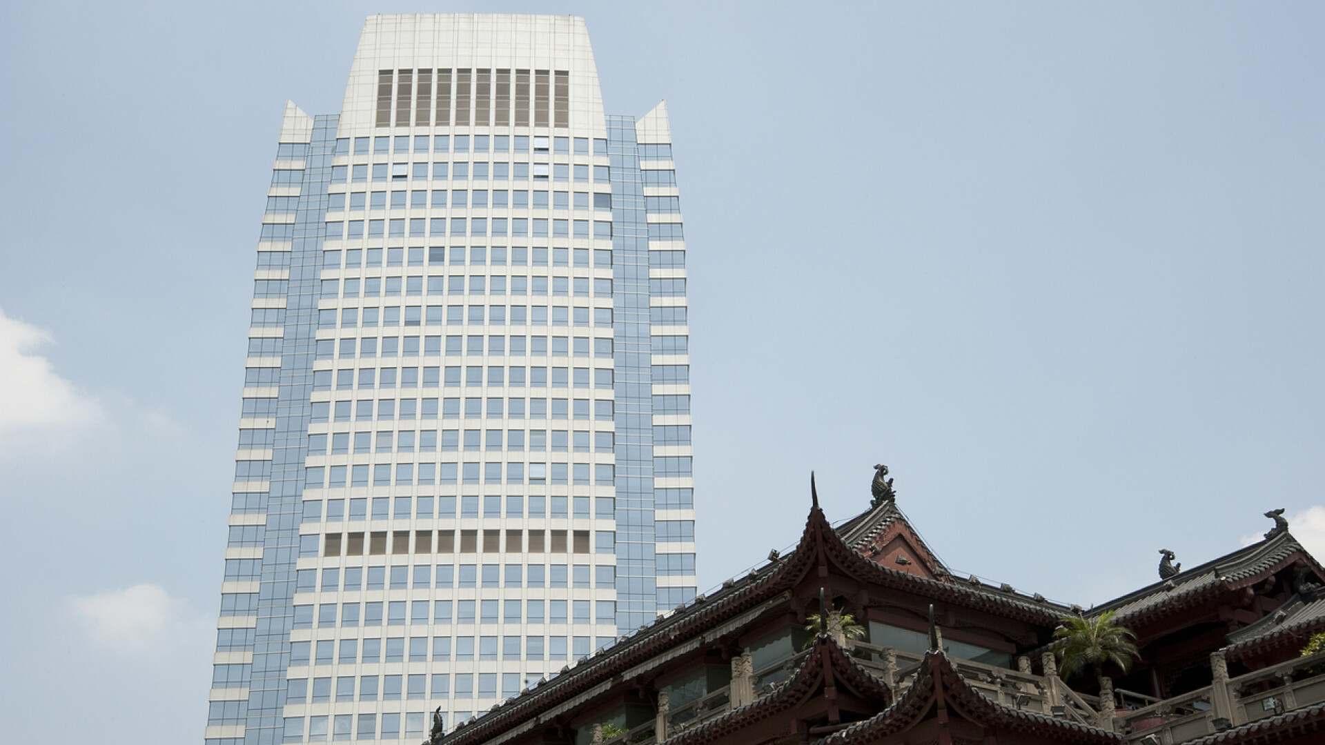 Momentul în care un bărbat cade de la etajul 62 al unei clădiri în timp ce făcea tracțiuni