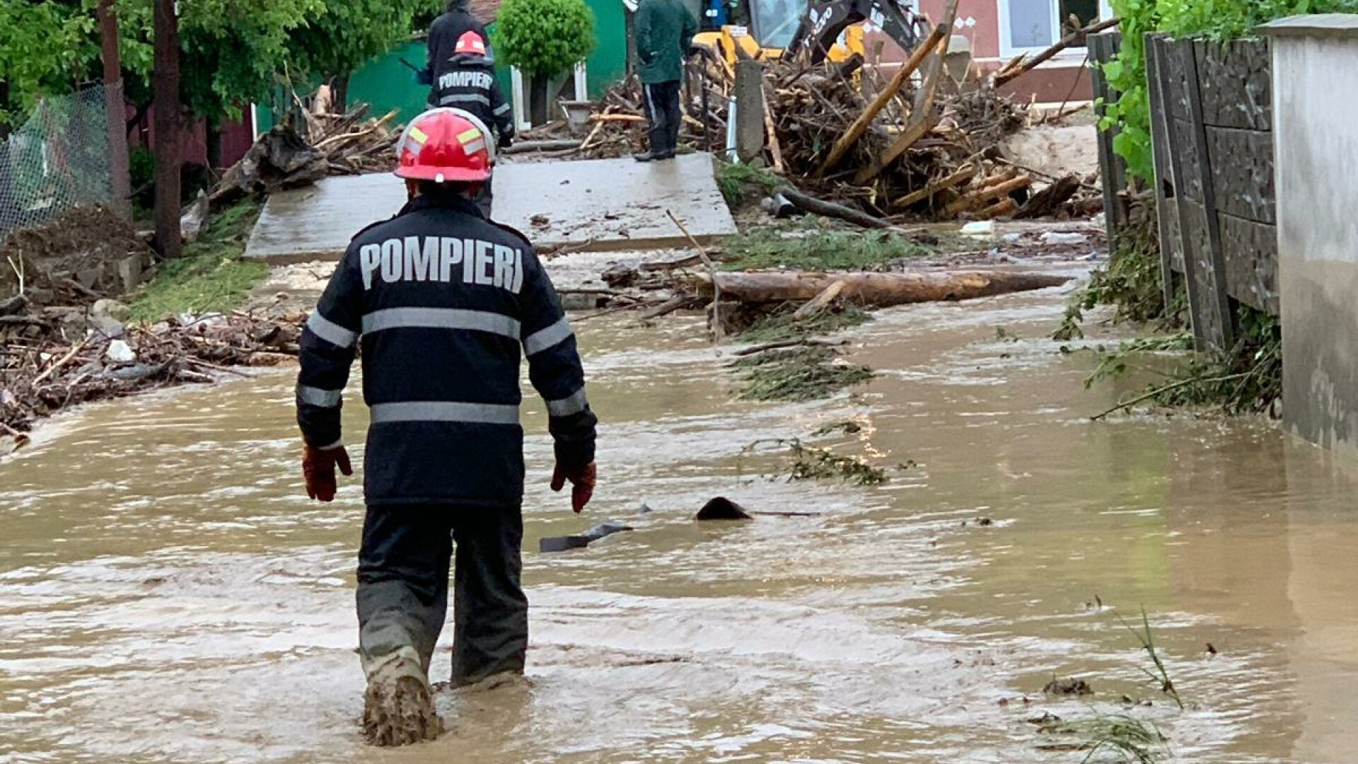 Mai multe localități, lovite de viitură. Mașinile au fost luate de ape. GALERIE FOTO
