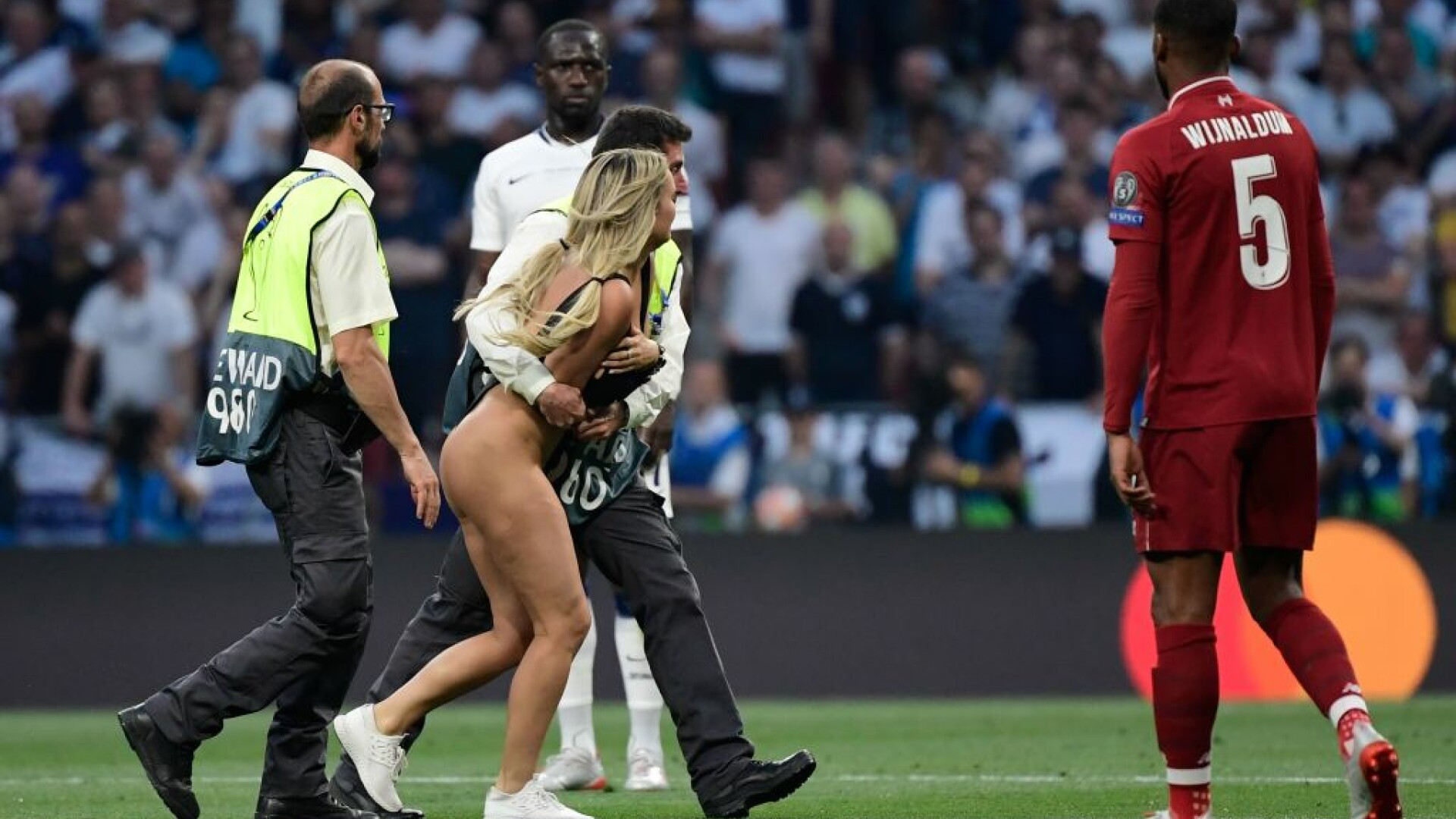 Momentul în care Kinsey Wolanski este escortată afară de pe stadionul Wanda Metropolitano