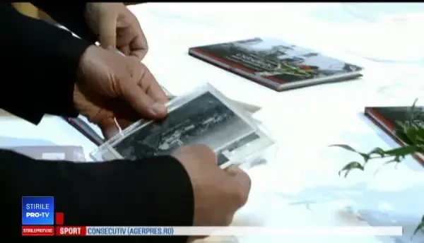 Cadoul primit de la copiii români care l-a uimit pe Papa Francisc. În Moldova va primi vin