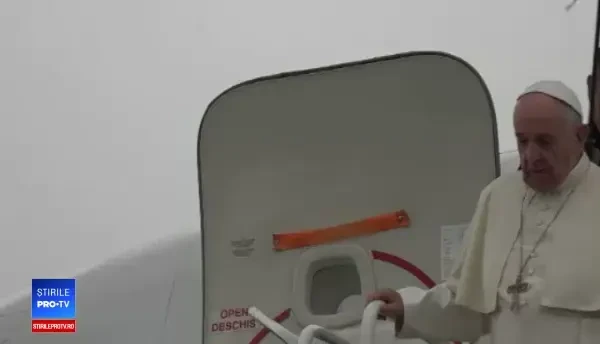 Papa Francisc, aşteptat de mai multe persoane la Aeroportul Târgu Mureş