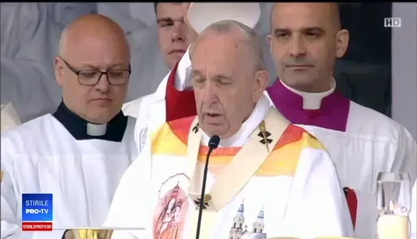 Papa Francisc a purtat veșminte create de un designer român, la slujba de la Șumuleu