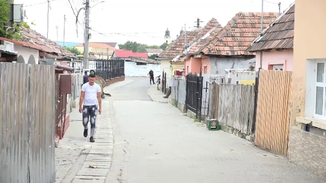 Cum se pregătesc romii din Blaj pentru Papa Francisc. Au demolat moara să facă biserică