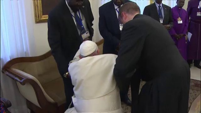 Papa Francisc, un om auster și modest. Cum a implorat 3 lideri sudanezi să facă pace