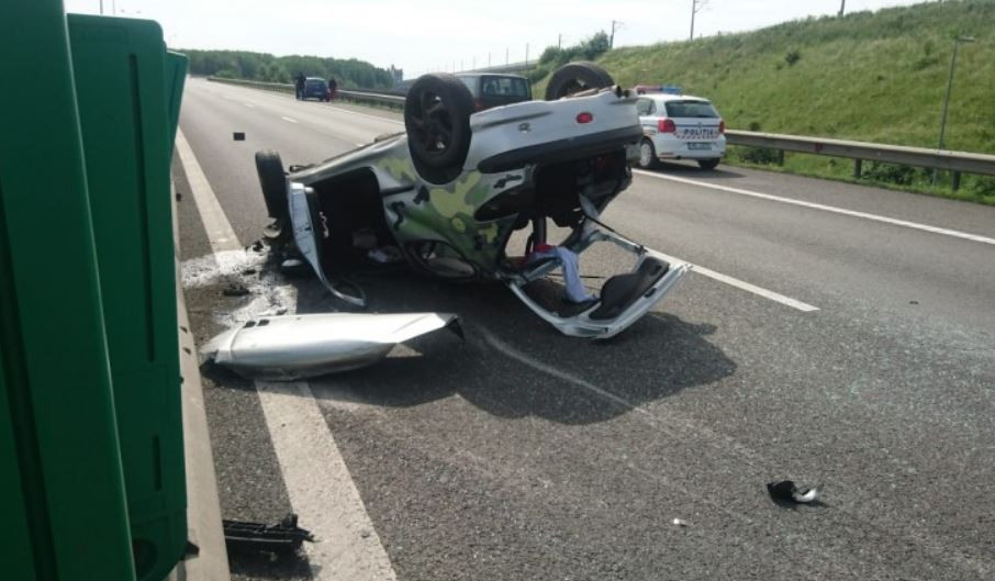 O mașină s-a răsturnat pe Autostrada Soarelui, lângă Feteşti. Un mort şi un rănit