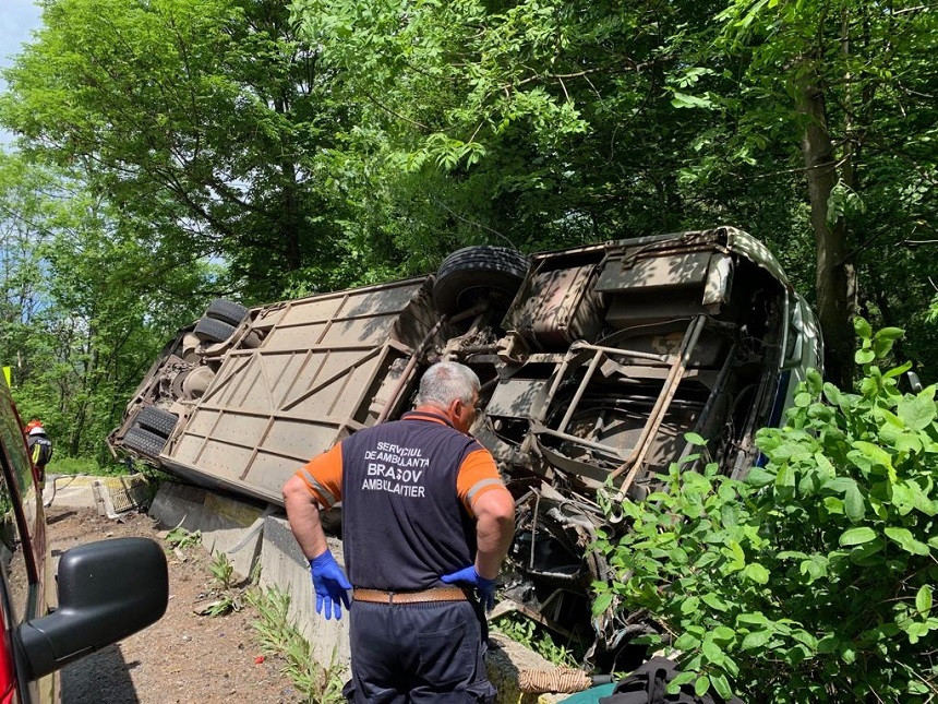 Plan Roşu, după ce un autocar cu copii s-a răsturnat între Pârâul Rece şi Râşnov