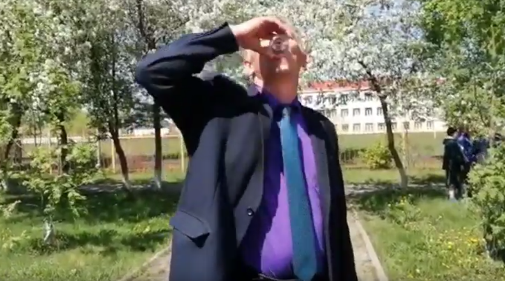 Reacţia şocantă a unui viceprimar când cetăţenii îi aduc apă de la robinet cu viermi