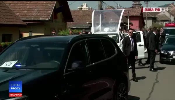 Momentul sosirii Papei Francisc la Blaj