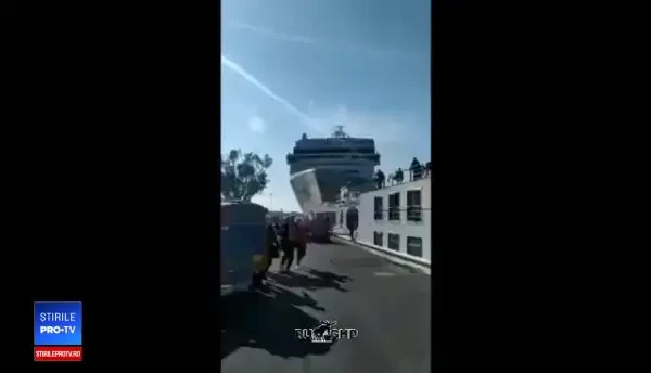 Momentul în care un vas de croazieră lovește o altă navă și intră în docuri în Veneția. VIDEO