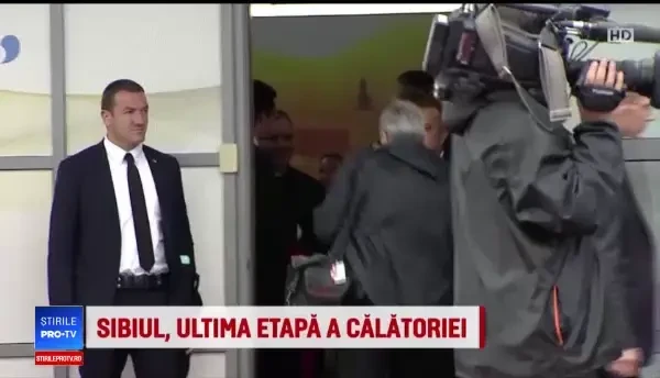 Papa Francisc a părăsit România. La finalul vizitei istorice, Papa a făcut o plecăciune și i-a binecuvântat pe oameni