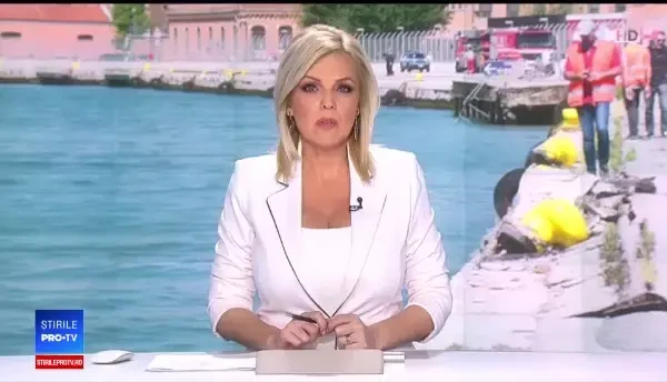 Momentul în care un vas de croazieră lovește o altă navă și intră în docuri în Italia