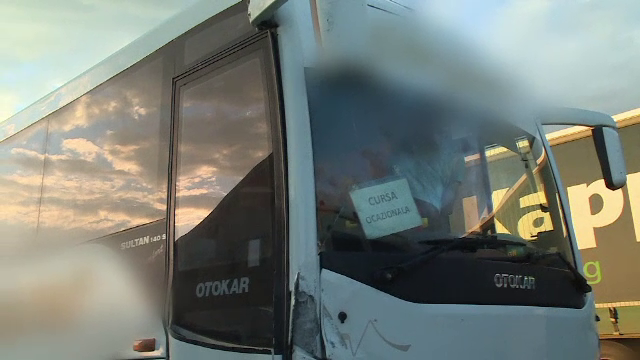 Excursie cu final de coșmar pentru 25 de copii. Autocarul, implicat într-un accident violent
