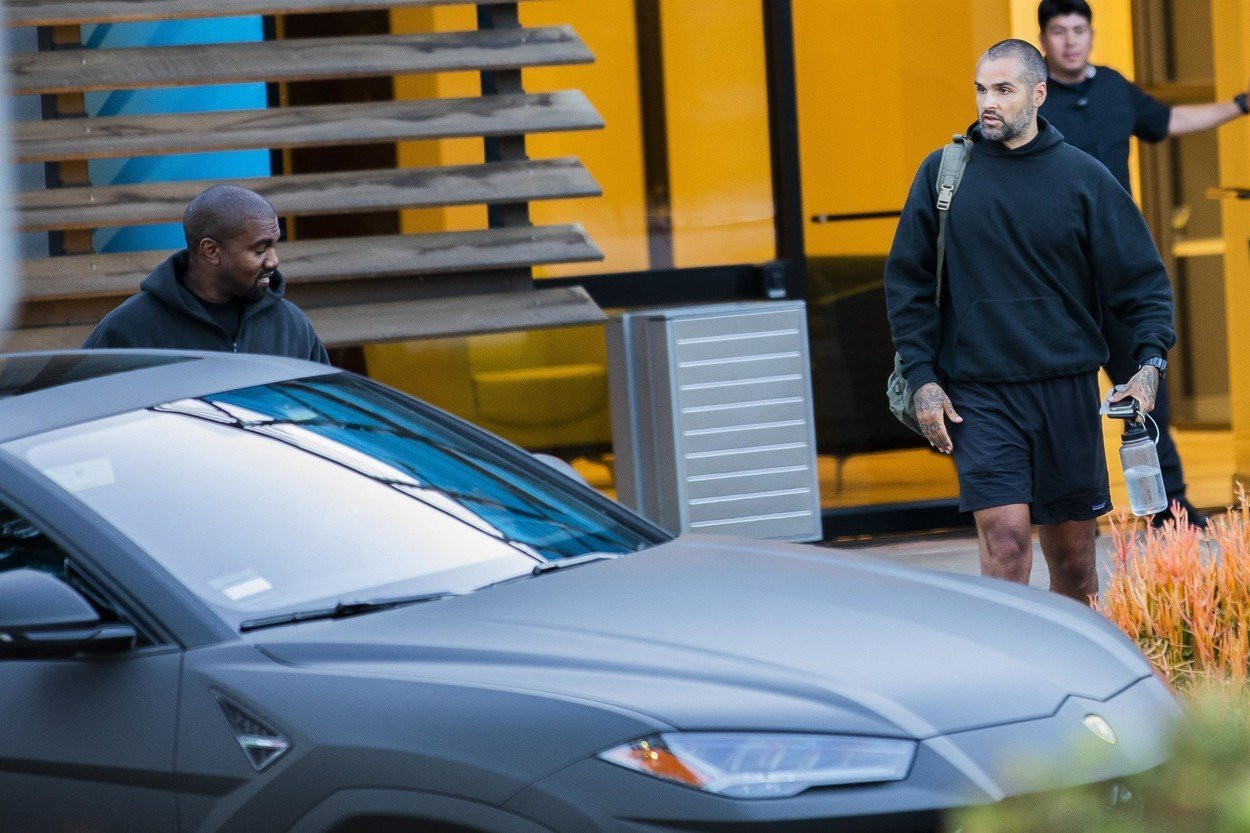 Motivul pentru care Kanye West nu mai iese din casă decât cu 3 Lamborghini negre
