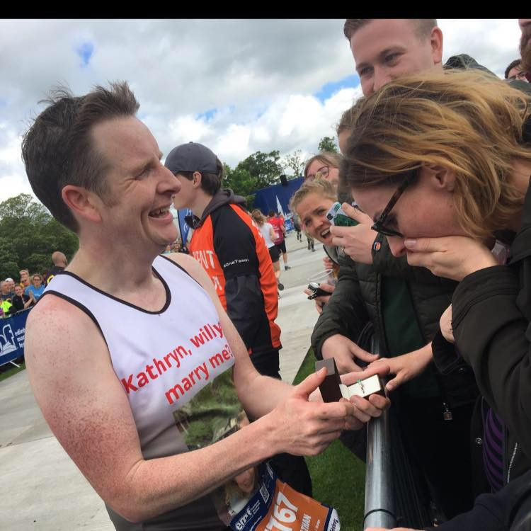 Își aștepta iubitul la linia de sosire a maratonului, dar când l-a văzut a început să țipe