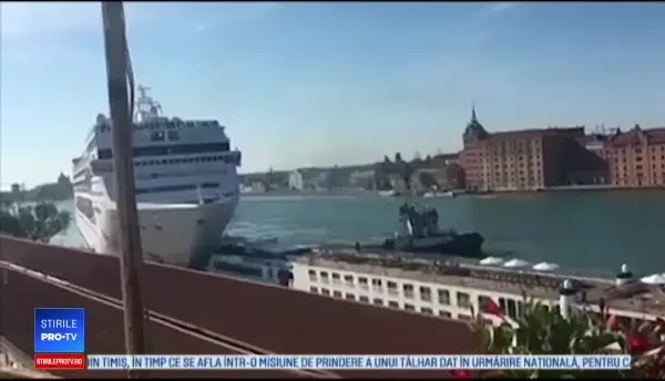 Momentul în care un vas de croazieră lovește o altă navă și intră în docuri în Italia. VIDEO