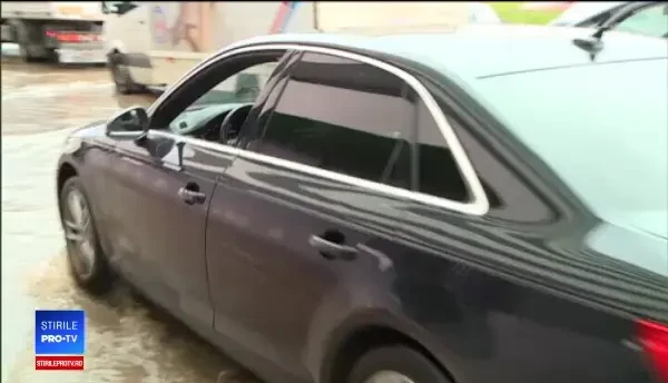 Ansamblu rezidențial din Capitală inundat după ploaie, din cauza canalizării: ”Nu e prima oară"