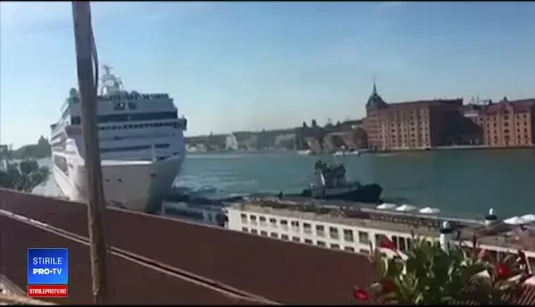Momentul în care un vas de croazieră lovește o altă navă și intră în docuri în Italia. VIDEO