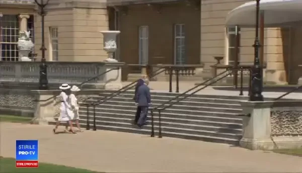 Donald Trump, criticat pentru modul ”ciudat” în care a salutat-o pe regina Elisabeta