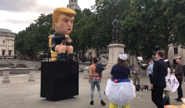 Trump, ridiculizat din nou la Londra. Statuia expusă în timpul vizitei lui în UK