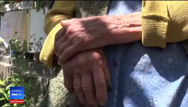 O bătrână povestește cum a fost la un pas să fie violată de fiul ei, care o bătea frecvent