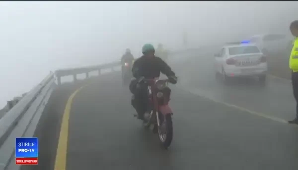 Transalpina a fost redeschisă pentru turişti. Pe marginea drumului sunt însă nămeți de 3 metri