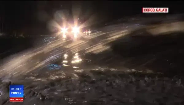 Ploile violente au provocat noi inundații. Ministrul Apelor a împins o maşină blocată în noroi