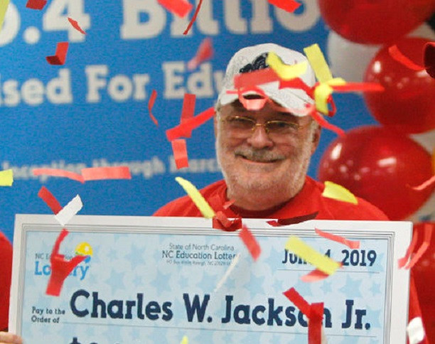 Suma uriașă câștigată de un bărbat la Loto. A jucat numerele dintr-o prăjitură cu răvaș