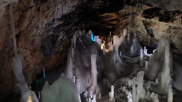 Imagini spectaculoase cu gheţarul din peştera de la Scărişoara, în format 3D