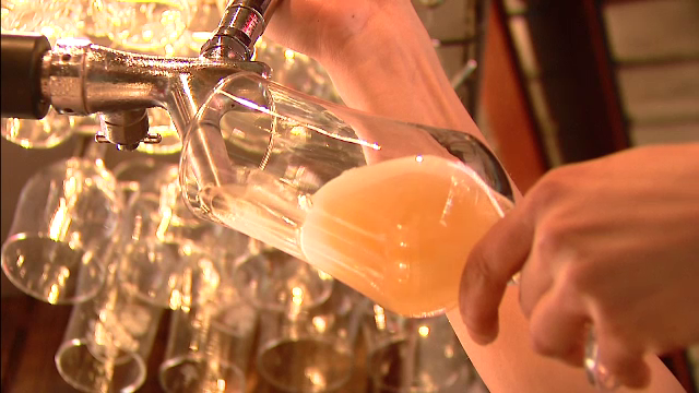 Studiu: Cât de mult şi cât de des beau românii? La 13 ani, deja se îmbată prima dată