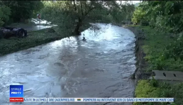 Urmările ploilor torențiale: case distruse, drumuri rupte și animale ucise. „A măturat tot”