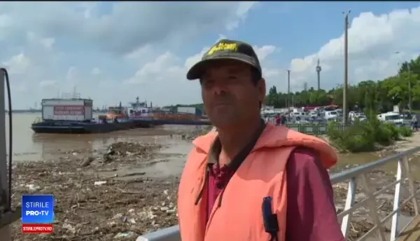 Reziduuri din plastic şi corpuri de animale moarte, pe faleza Dunării. Ce au lăsat viiturile în urmă