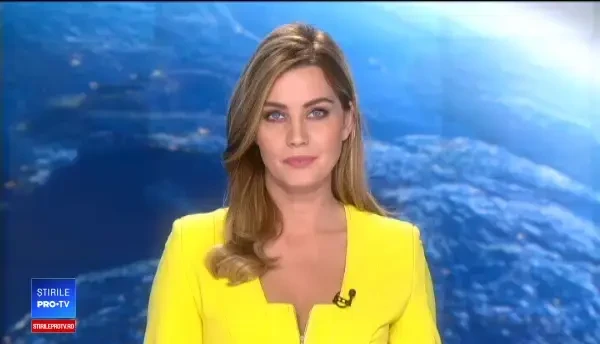 Filmare virală. Trei polițiști din Cluj au ajutat o rață cu 6 bobosi să traverseze strada