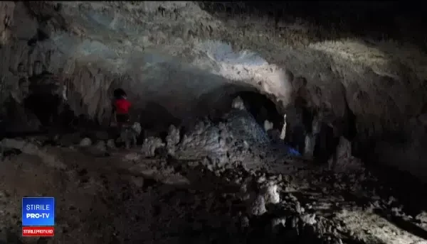 Imagini spectaculoase cu gheţarul din peştera de la Scărişoara, dezvăluite de speologii romani, în format 3D