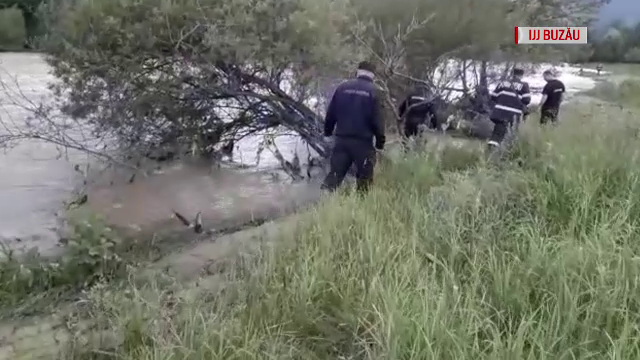 Filmul dispariției unui bătrân, care ar fi fost luat de viitură. Inițiativa localnicilor