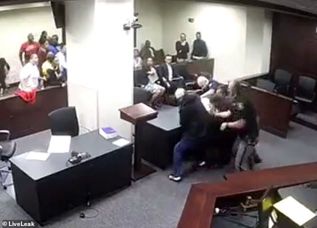 Juraţii s-au speriat teribil de reacţia fiului victimei. Ce face când vede criminalul. VIDEO