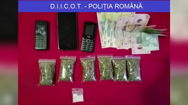 Pensionară de 72 de ani, reținută de DIICOT. Vindea droguri cot la cot cu mai mulți minori