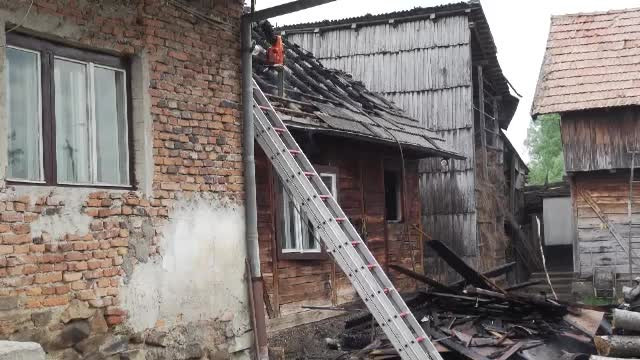 Explozie într-o casă din Brașov. Un bătrân a ajuns la spital în stare gravă