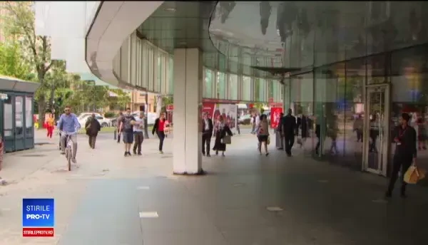 Mărturia unui român ţinut de patron peste program. "Fiica mea m-a desenat lângă soare"