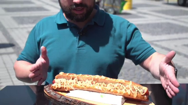 Turiștii atrași cu cârnaţi, caș și jumări la un festival streetfood din Sibiu