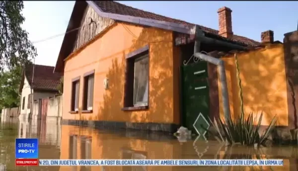 Peste 100 de gospodarii, înghiţite de ape în ultimele 48 de ore. Secţia de poliţie din Tismana, inundată