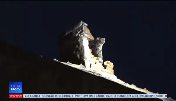 Hornul unei clădiri din centrul Aradului s-a prăbuşit şi a distrus o maşină parcată în zonă