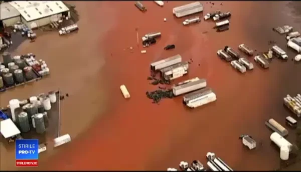 Momentul în care o femeie este salvată din mașină, chiar înainte să se înece