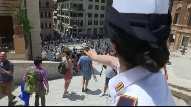 Reguli noi pentru turiștii care vizitează Roma. Ce nu au voie să facă